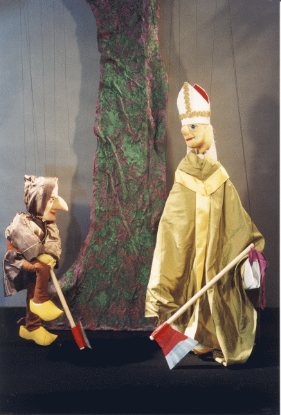 Bonifatius hakt een heilige Germaanse eik om, maar kan niet zonder hulp. Foto uit de voorstelling "Hilligen yn'e kast"